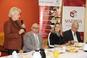 Ana Amélia Lemos Defende Qualificação do Secretariado em Café da Manhã com o SINDPOA