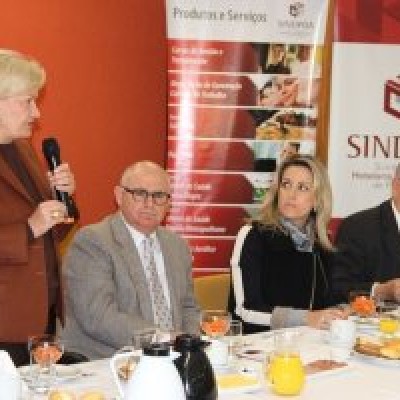 Ana Amélia Lemos Defende Qualificação do Secretariado em Café da Manhã com o SINDPOA
