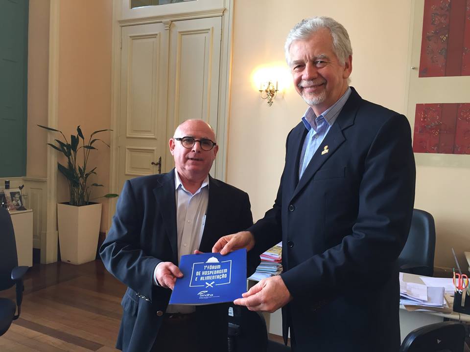 Presidente do Sindha entrega convite do 1° Fórum da Hospedagem e Alimentação para o Prefeito e Vice Prefeito de Porto Alegre