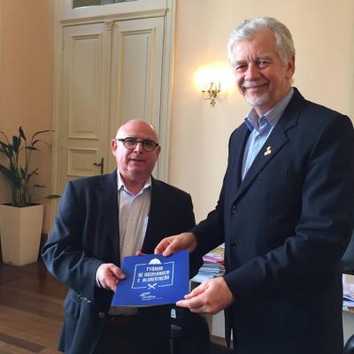 Presidente do Sindha entrega convite do 1° Fórum da Hospedagem e Alimentação para o Prefeito e Vice Prefeito de Porto Alegre