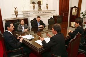 Foto: Paula Fiori ( Palácio Piratini) - Diretores do SINDPOA em reunião com o Chefe da Casa Civil, Otomar Vivian Foto: Paula Fiori ( Palácio Piratini) - Diretores do SINDPOA em reunião com o Chefe da Casa Civil, Otomar Vivian
