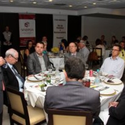 Presidente da entidade, Henry Chmelnitsky, recebeu autoridades, imprensa e representantes de sindicatos do interior do Estado para almoço em comemoração ao Dia do Hoteleiro e Restauranteiro.