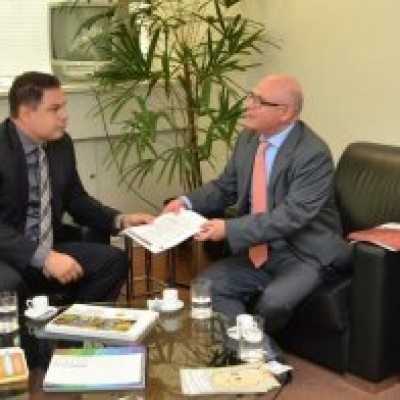 Marcelo Dornelles recebeu documentação do Presidente do Sindpoa, Henry Chmelnitsky