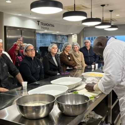 Cozinha Escola Jo&atilde;o Antonio Klee inicia atividades com aula-show do chef Mamadou S&egrave;ne