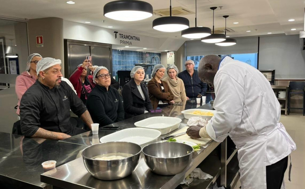 Cozinha Escola Jo&atilde;o Antonio Klee inicia atividades com aula-show do chef Mamadou S&egrave;ne