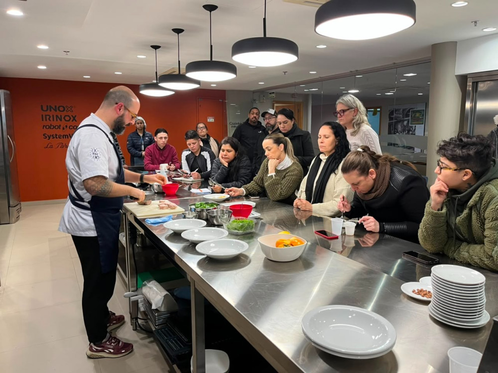 Chef Marcelo Schambeck compartilha conceitos de gastronomia criativa em aula na Cozinha Escola do Sindha