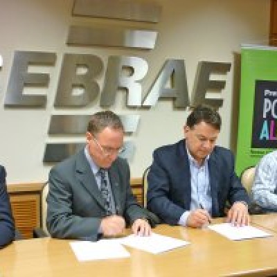 Assinatura termo cooperação secretarias de Turismo e Comunicaqção da PMPA com Sebrae e entidades do trade, em dezembro 2011, para modelagem da Agência de Promoção de Porto Alegre. Foto: divulgação PMPA