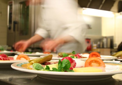 Segmento de alimentação prevê queda de 30% no volume dos negócios em Porto Alegre durante o verão.