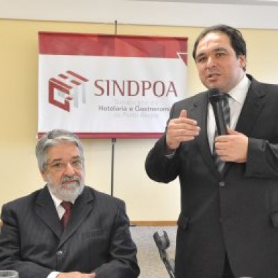 Dr. Thiago (d) com o presidente do Sindpoa (Foto: Cristiane Moreira/PMPA)