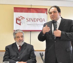 Dr. Thiago (d) com o presidente do Sindpoa (Foto: Cristiane Moreira/PMPA) Dr. Thiago (d) com o presidente do Sindpoa (Foto: Cristiane Moreira/PMPA)
